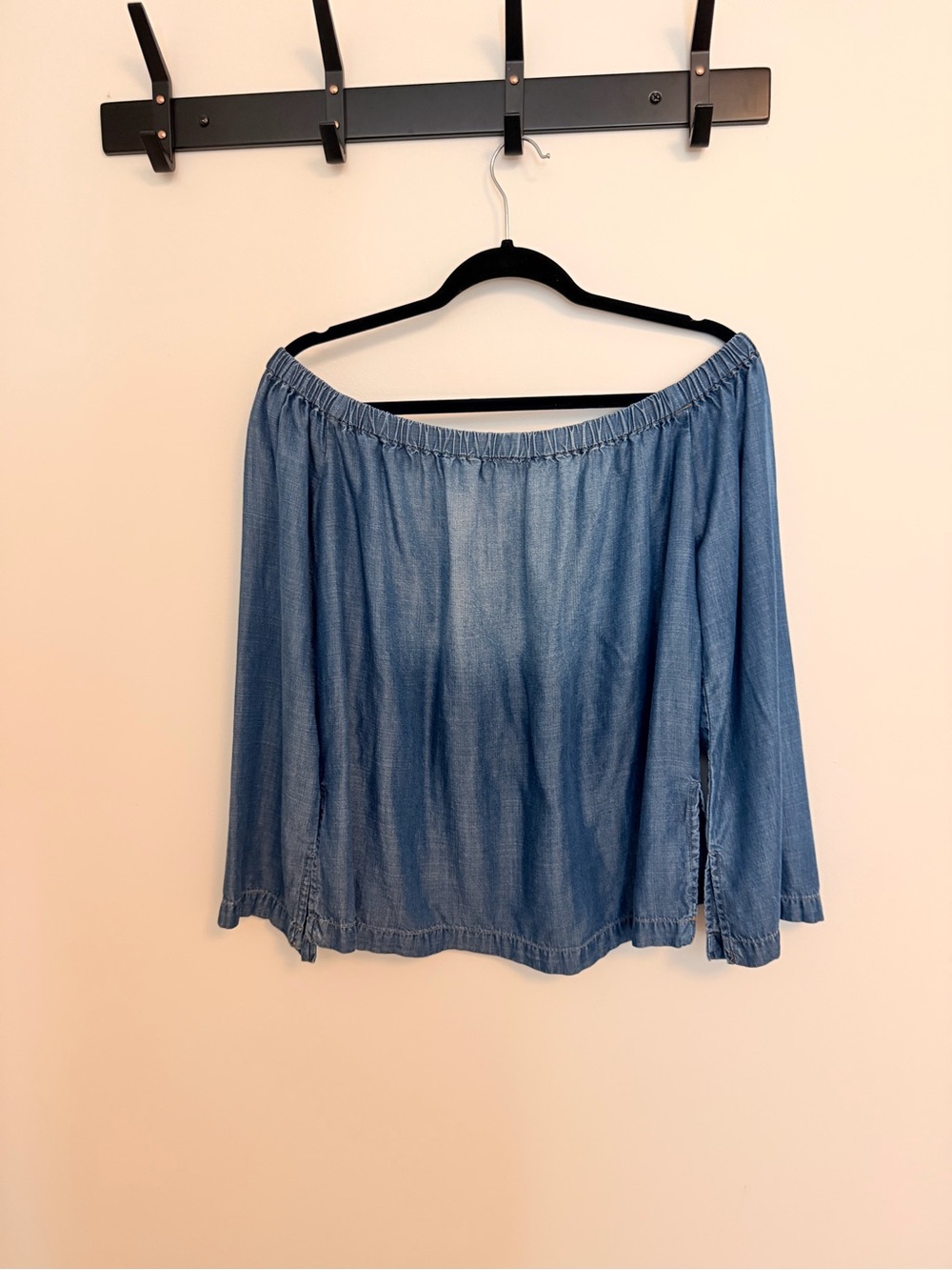 cloth & stone Denim Off-Shoulder Blouse in Blue - Picture 2 of 6